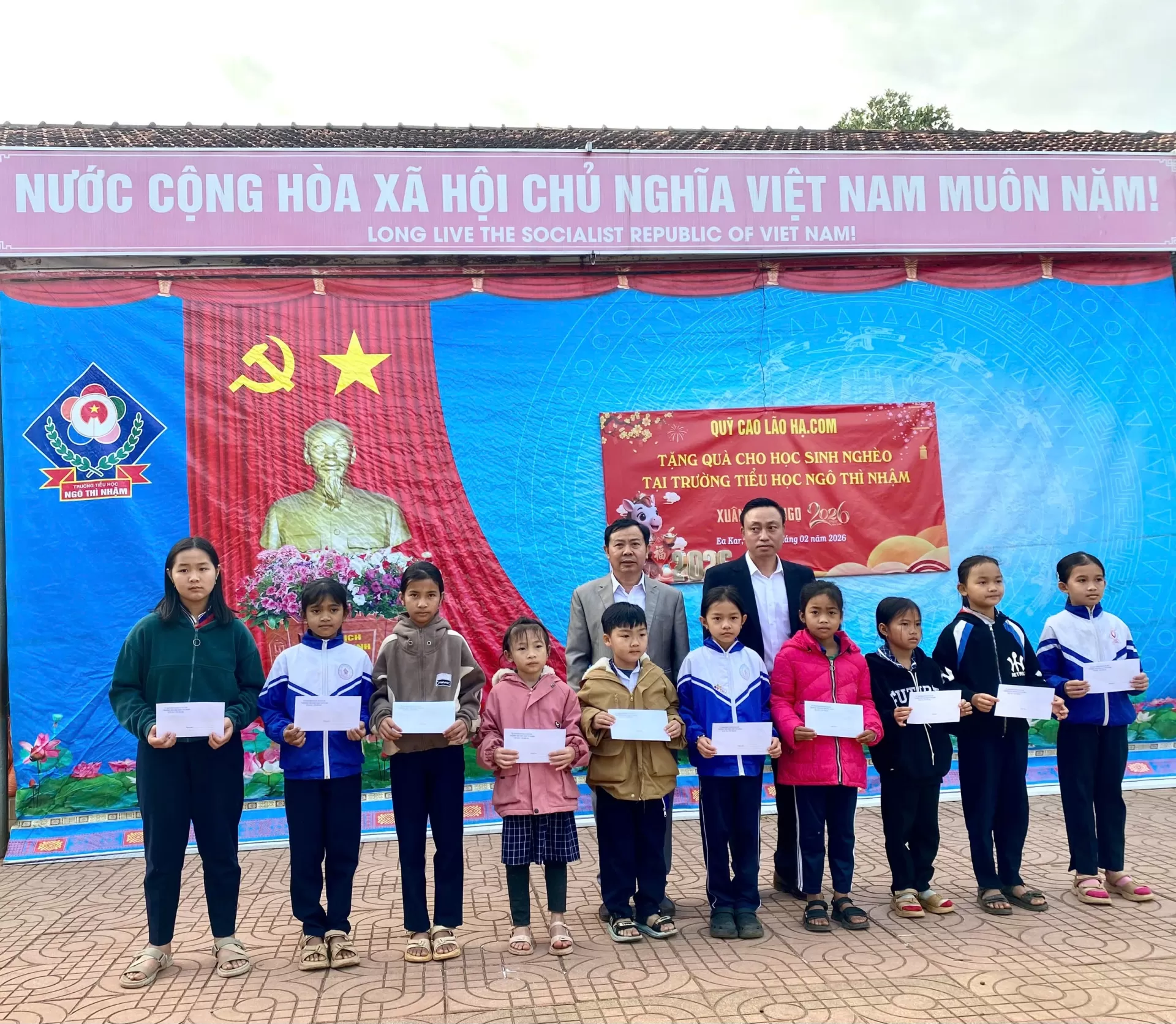 Tặng quà đón Tết cho các học sinh nghèo trường Ngô Thì Nhậm