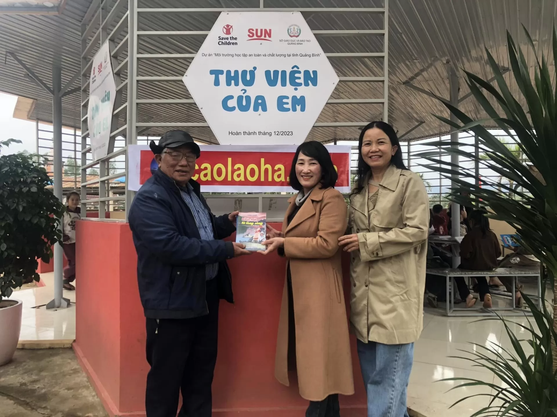 Tặng sách cho trường Tiểu học số 4 xã Hưng Trạch