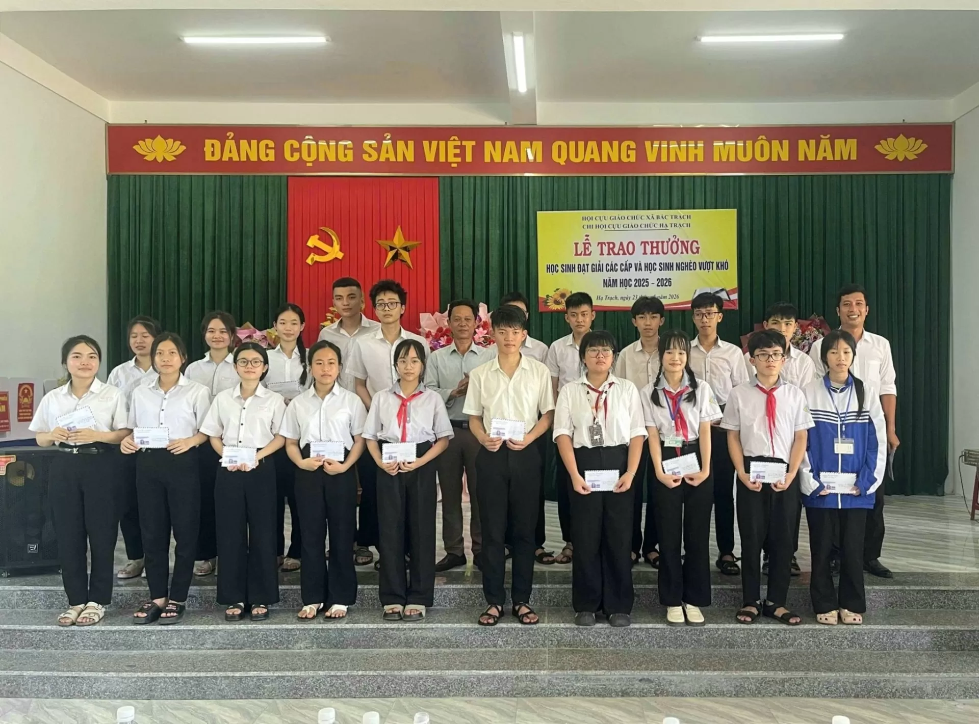 Tặng quà cho học sinh giỏi các cấp