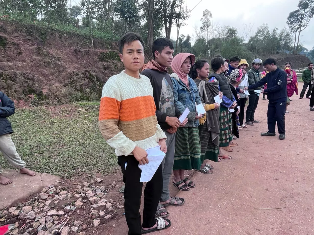 Trao quà Tết cho bà con nghèo xã Tân Trạch