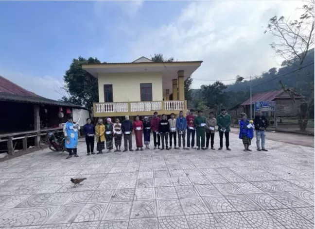 Trao quà Tết cho bà con nghèo xã Thượng Trạch