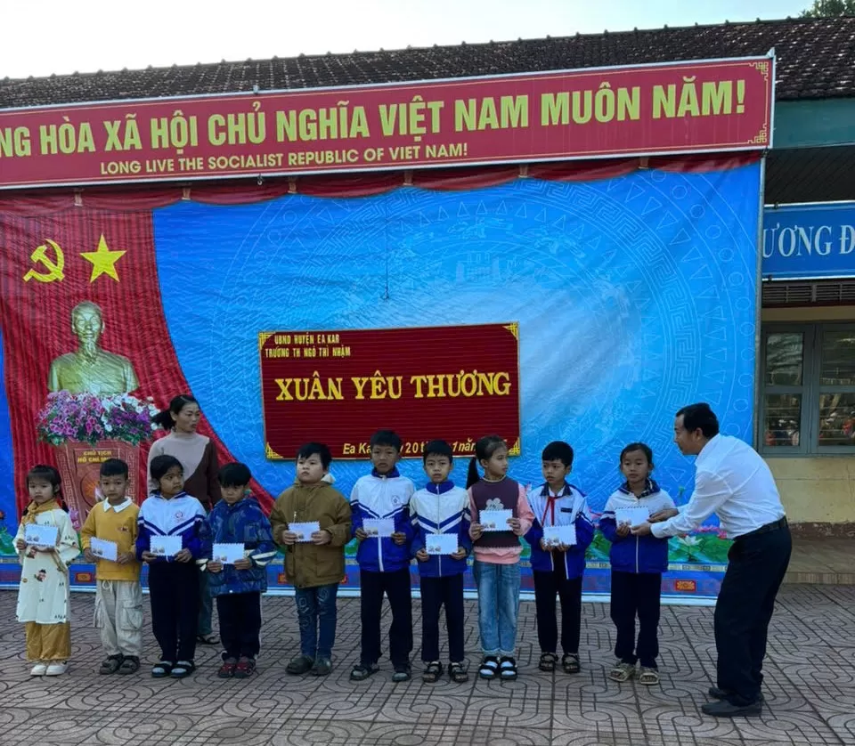 Tặng quà đón Tết cho các học sinh nghèo trường Ngô Thì Nhậm