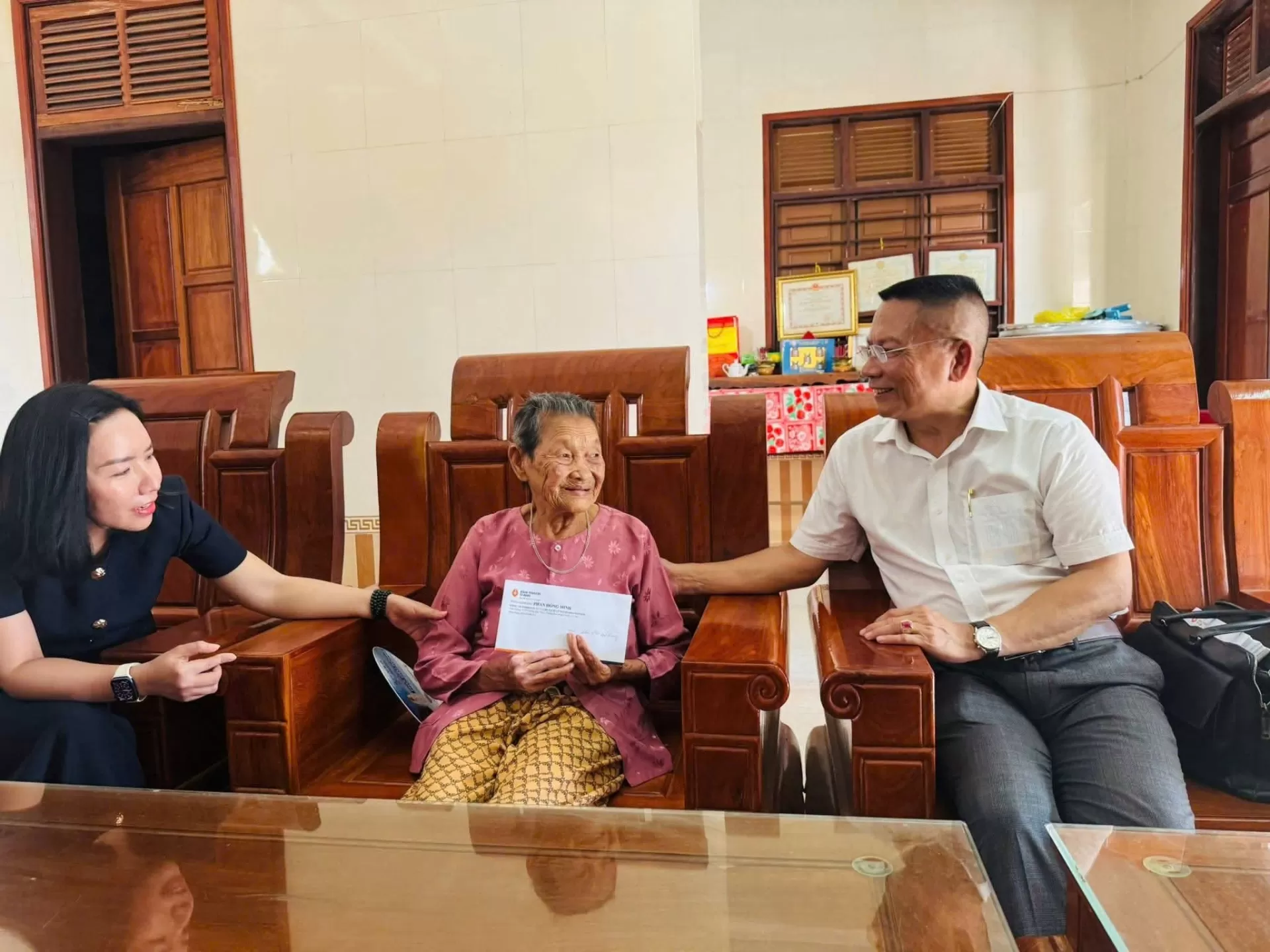 Trao quà tri ân nhân ngày Thương binh liệt sỹ 27/7