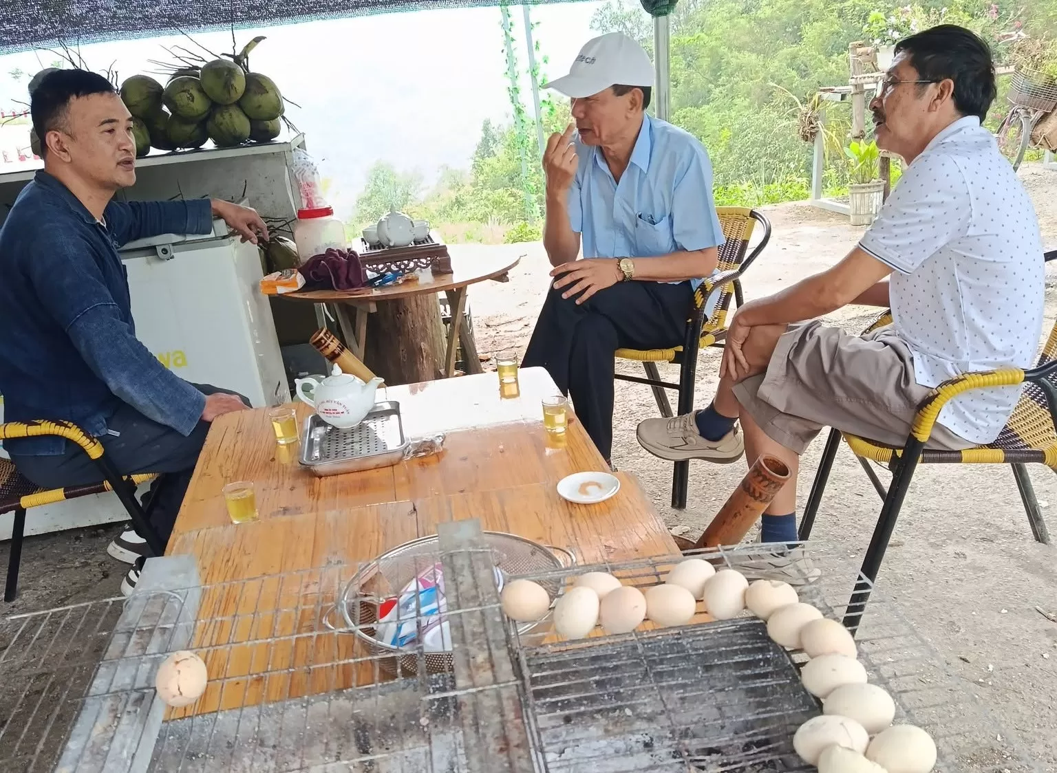 Người bán trứng nướng trên đèo Mã Pí Lèng